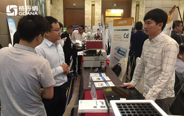 格丹納工程師現(xiàn)場(chǎng)與用戶、專業(yè)人士進(jìn)行交流