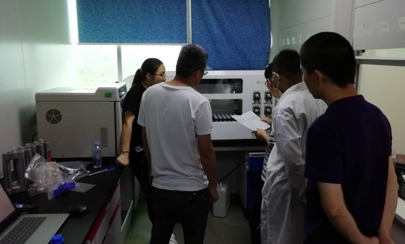 工程師現(xiàn)場耐心的進(jìn)行培訓(xùn)與解答實驗人員的實驗問題