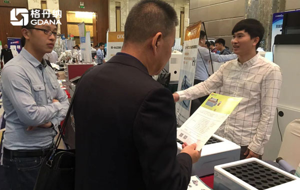 格丹納工程師現(xiàn)場(chǎng)與用戶、專業(yè)人士進(jìn)行交流