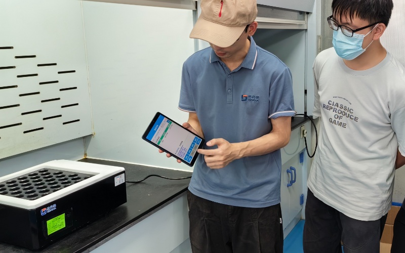 格丹納實驗員演示操作